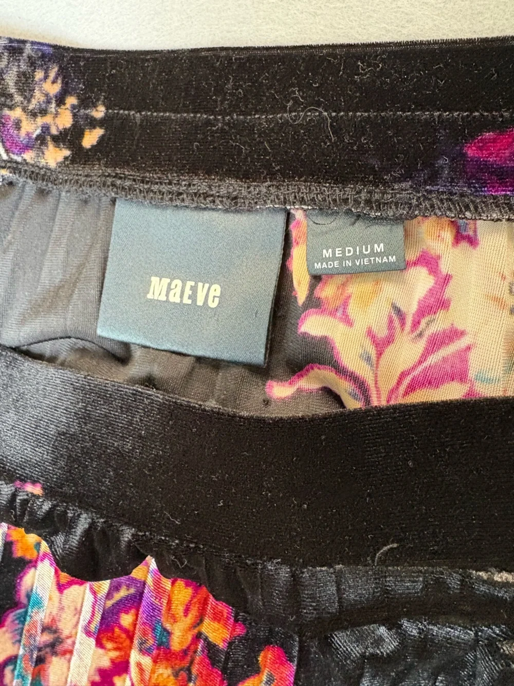 Anthropologie Maeve Black Velvet Floral Pleated Pull On Elastic Midi Skirt sz M